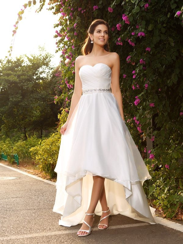 Vestidos de novia de organza de corte A/princesa, escote corazón, sin mangas, con pedrería y corte alto bajo