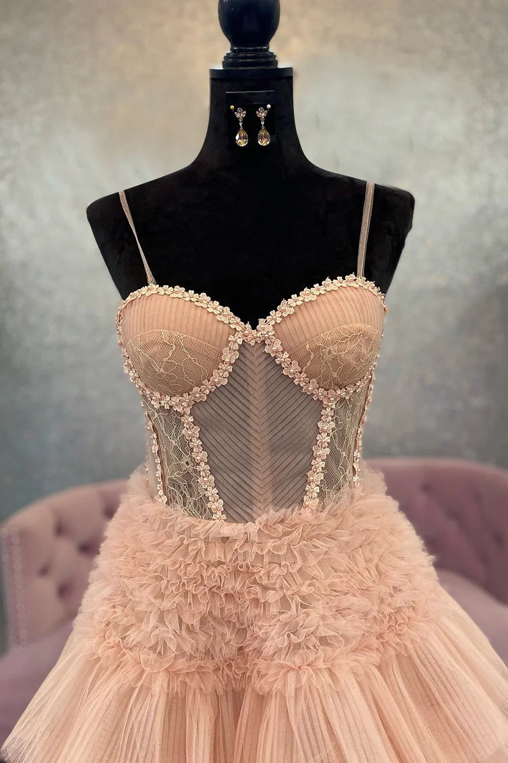 Vestido de fiesta con corsé, tirantes finos y volantes en forma de A