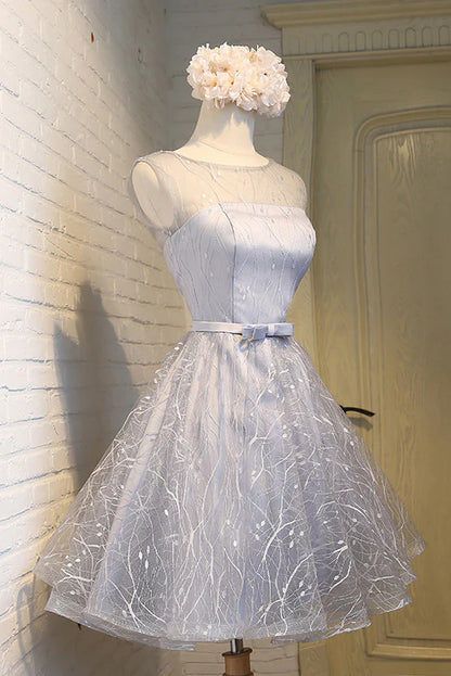 Vestido de fiesta corto de tul con cuello redondo