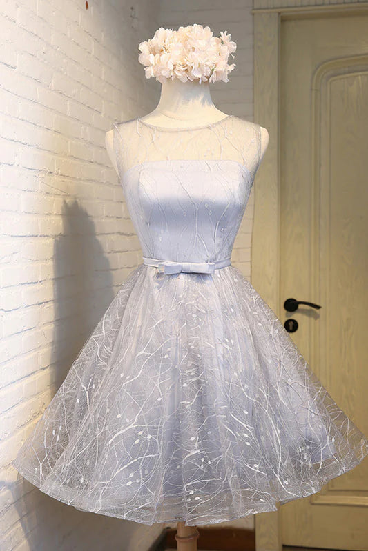 Vestido de fiesta corto de tul con cuello redondo