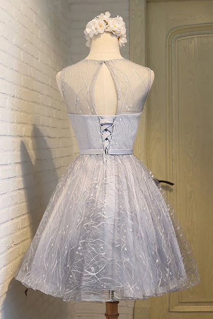 Vestido de fiesta corto de tul con cuello redondo