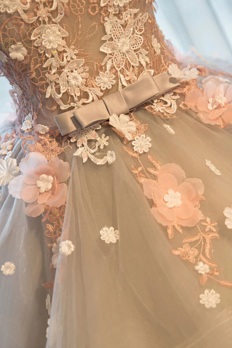 Lindo vestido de fiesta largo con apliques de encaje y cuello redondo