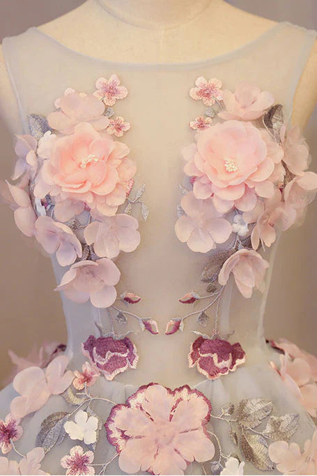 Vestido de fiesta corto con apliques y cuello redondo