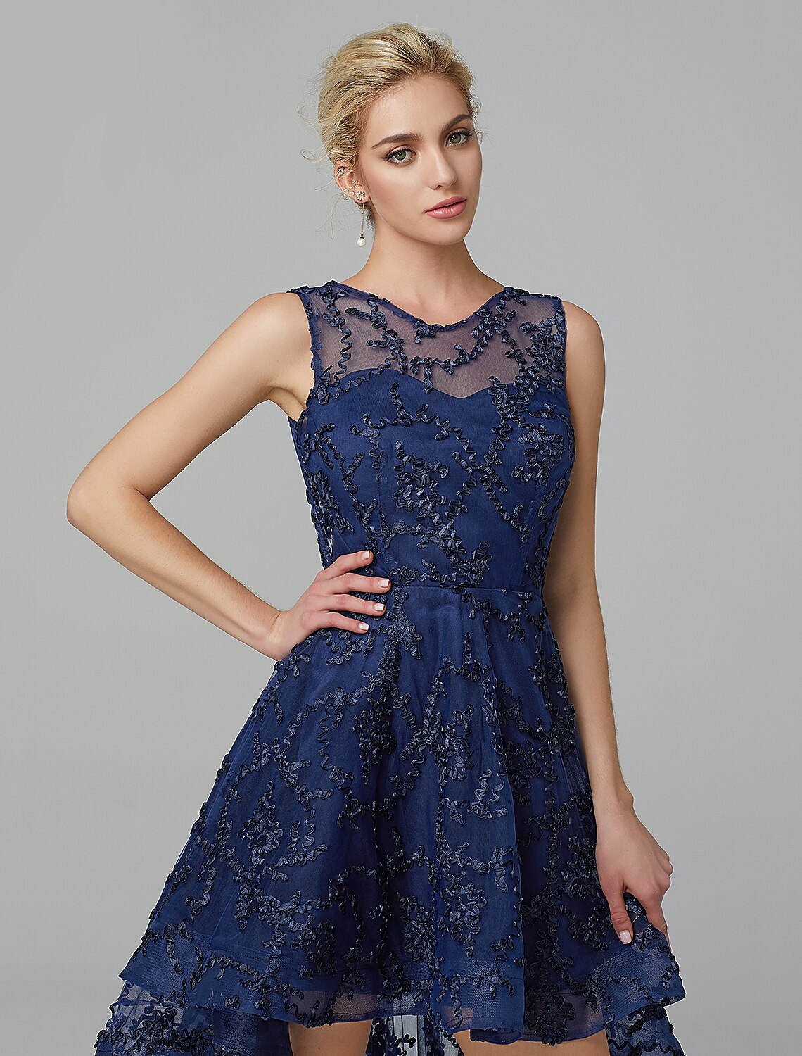 Vestido de novia corte A asimétrico sin mangas con escote ilusión de tul y apliques