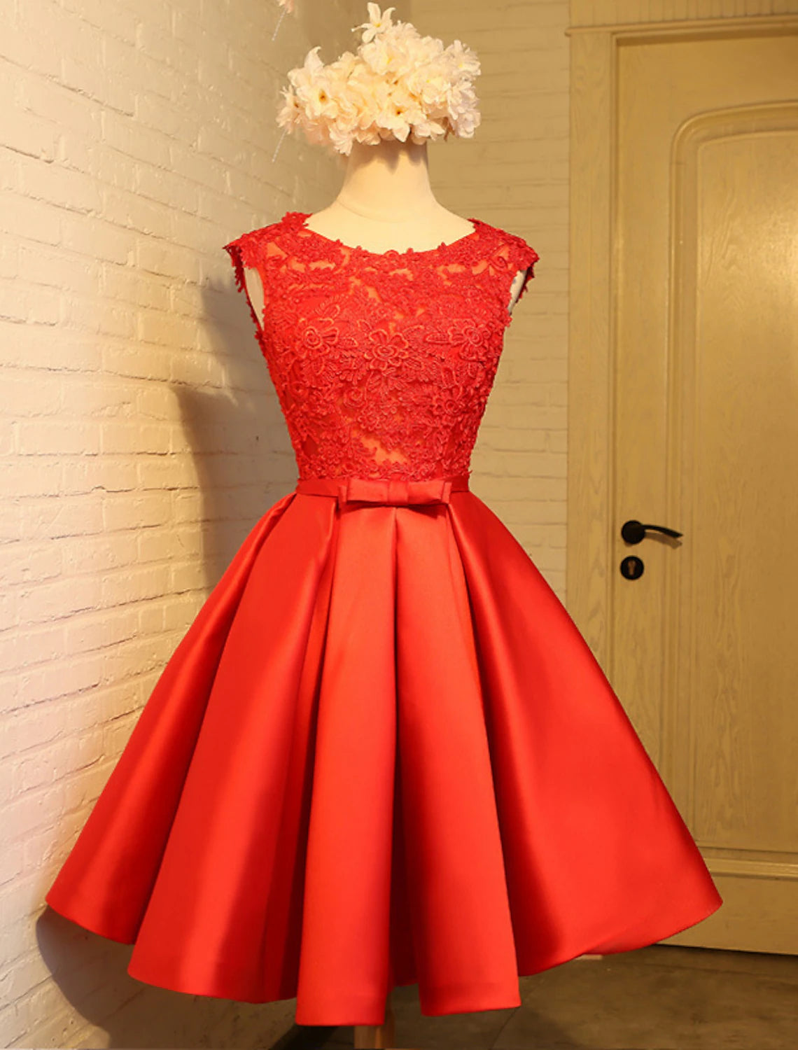 Vestidos de fiesta de encaje con corte A y espalda abierta, hasta la rodilla, sin mangas, con cuello joya, de satén y mariposa