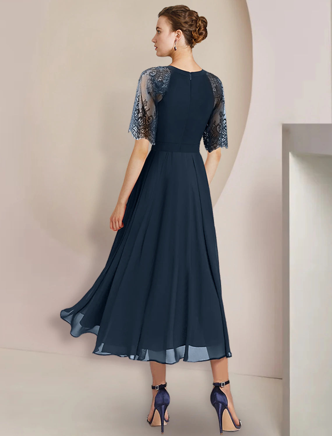Vestido de madre de la novia de corte A, formal, para invitados a la boda, elegante, con escote alto bajo, largo hasta la rodilla, de gasa, con encaje, mangas 3/4 y pliegues, con broche de cristal
