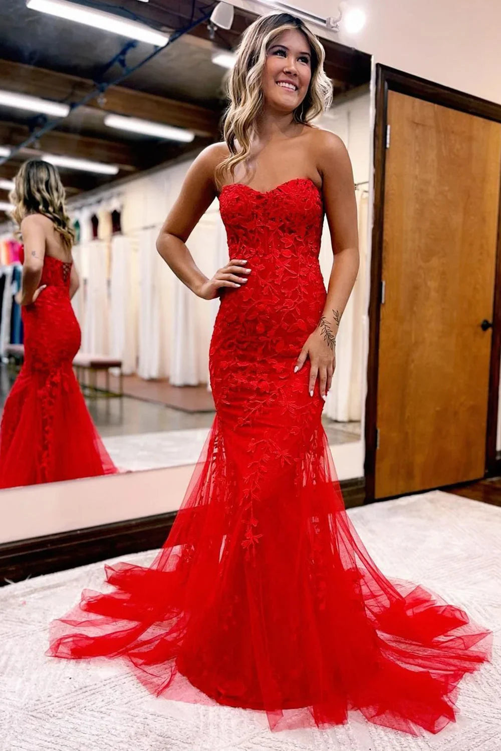 Vestido de fiesta largo de encaje con escote corazón de sirena y apliques