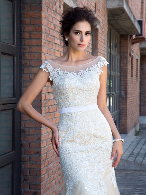 Vestidos largos de red con mangas cortas y apliques de cuello transparente y corte trompeta/sirena