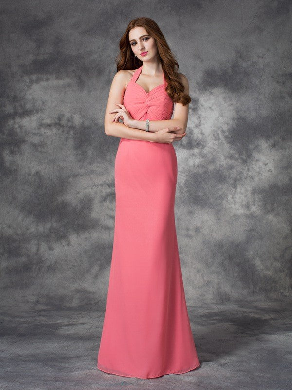 Vestidos de dama de honor largos de gasa sin mangas con escote halter y fruncido