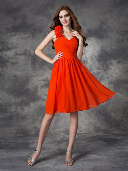 Vestido corto de gasa de corte A/princesa, sin mangas, con un solo hombro y flores hechas a mano