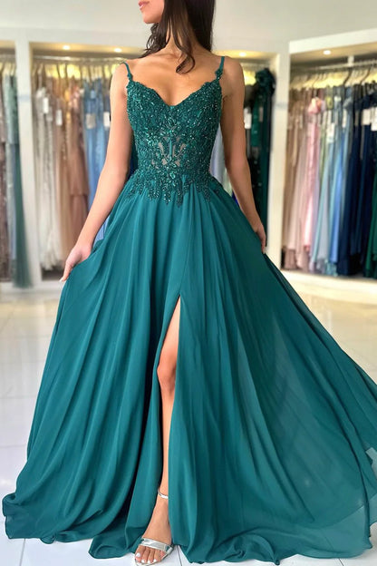 Vestido de noche largo de gasa con tirantes finos y cuentas en forma de A