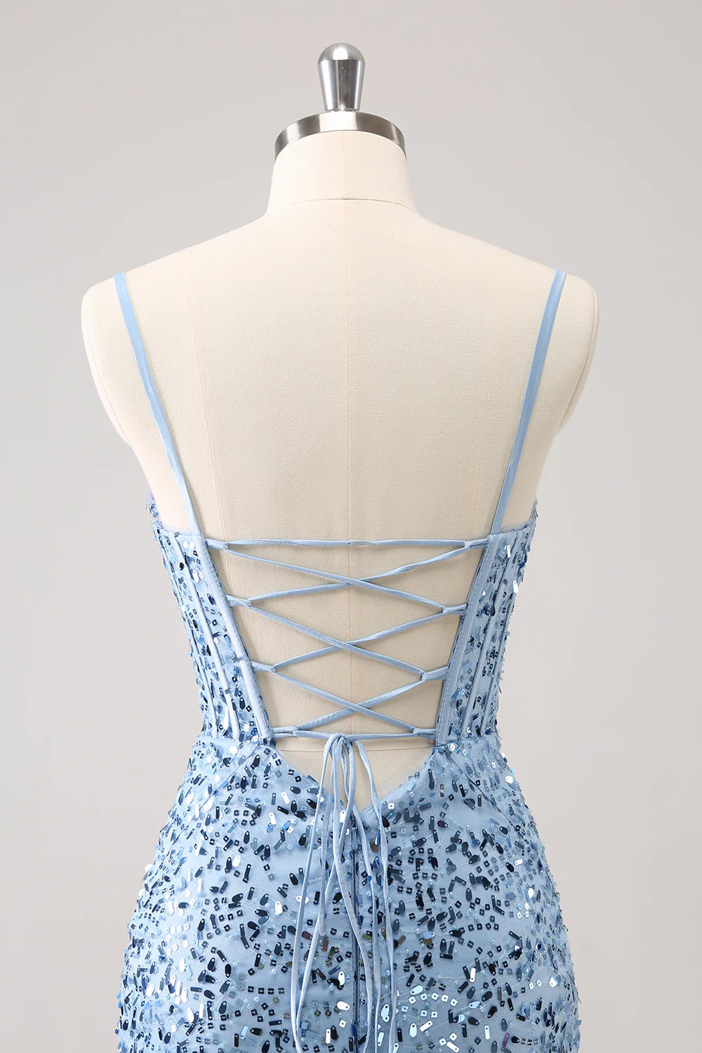 Vestido de fiesta ajustado con lentejuelas brillantes y tirantes finos