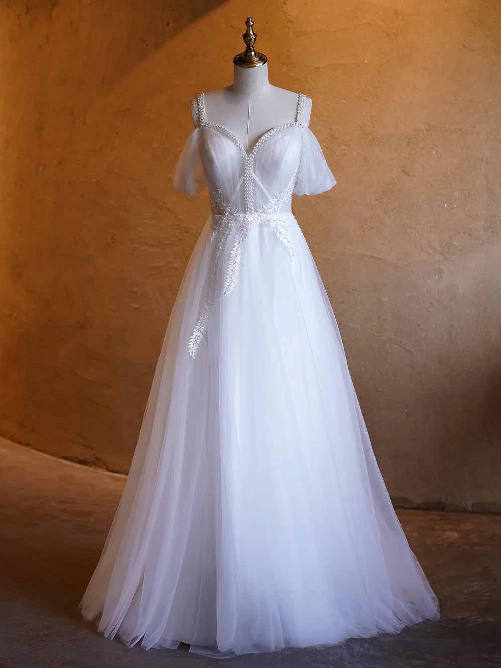 Vestidos de fiesta con escote en V, línea A y largos hasta el suelo con adornos