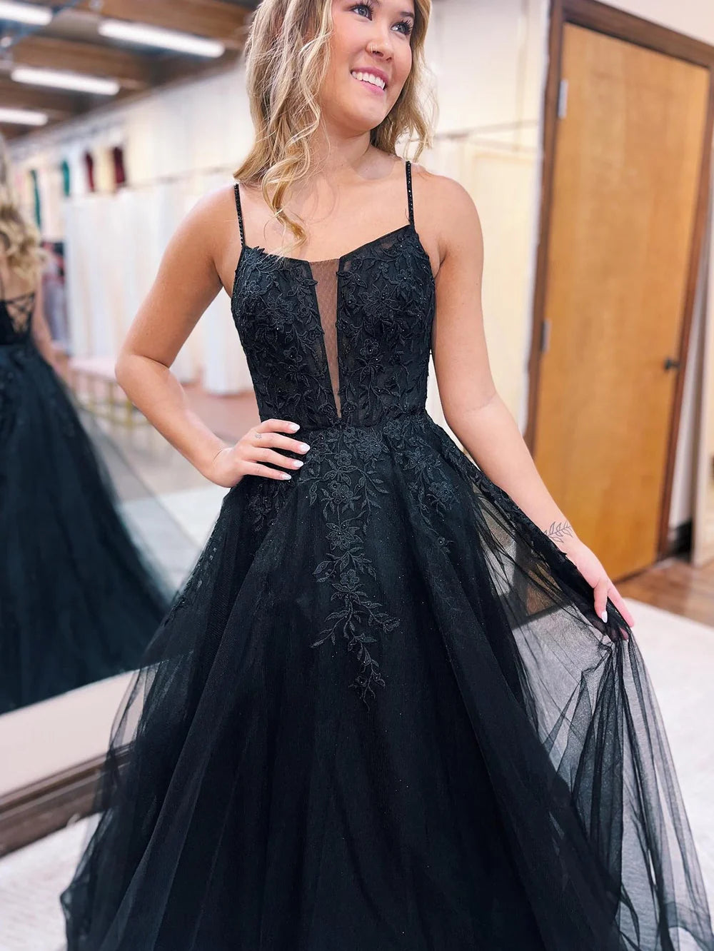 Vestido de fiesta de tul con tirantes finos y apliques en forma de A