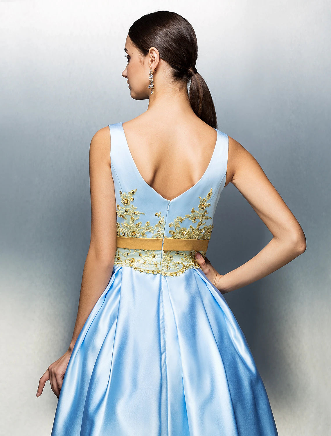 Vestidos de cóctel de corte A, vestido de fiesta para invitada de boda, largo hasta la rodilla, sin mangas, cuello joya, satén, espalda en V con pliegues y apliques