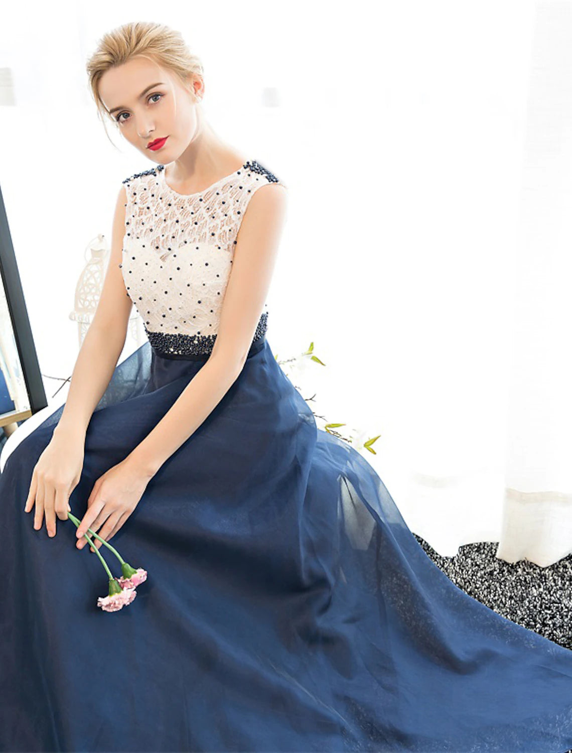 Vestido de noche formal elegante de corte A con espalda hermosa, con cuentas y lentejuelas, cuello ilusión, sin mangas, largo hasta el suelo, tul sobre encaje con cuentas