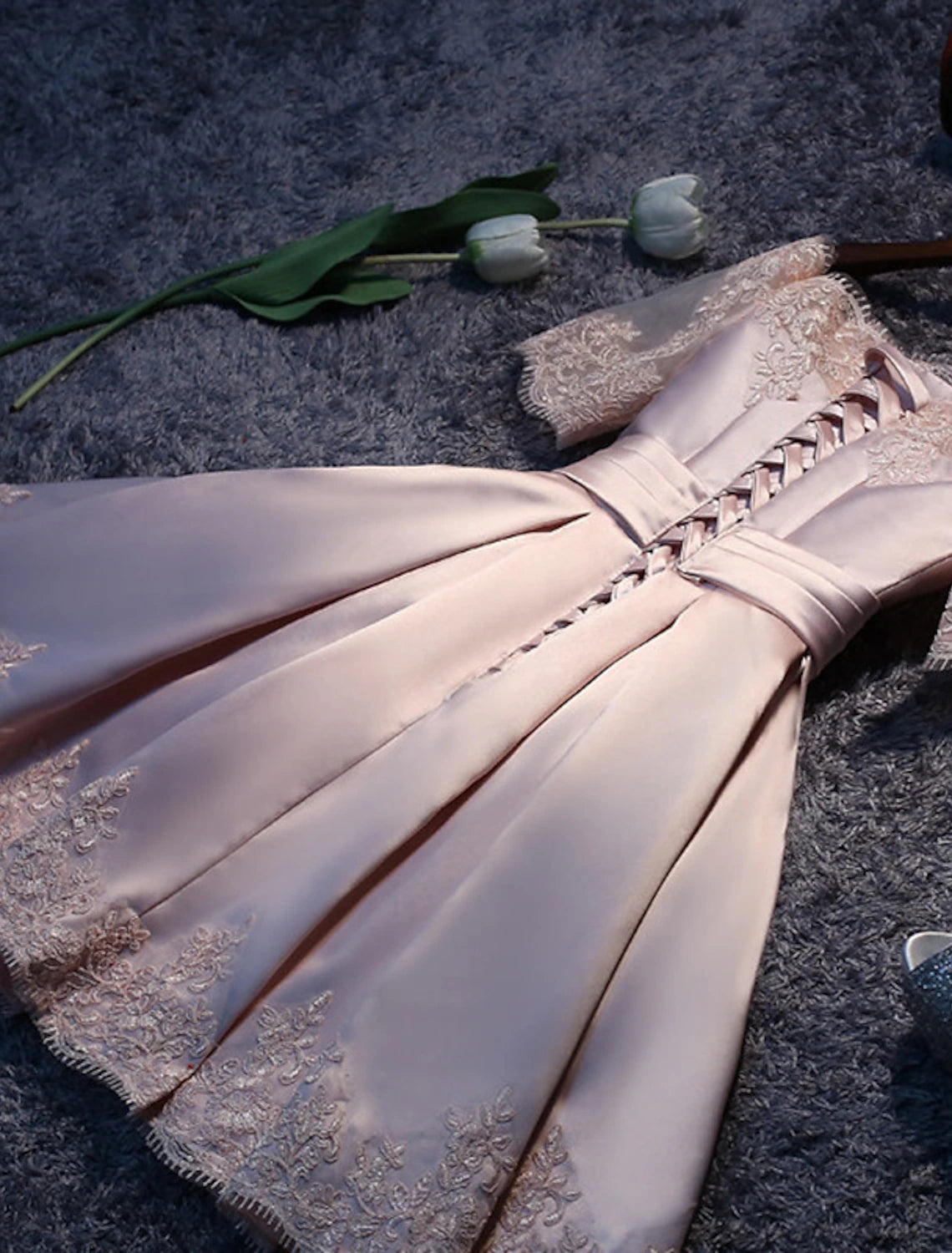 Vestido de dama de honor de corte A, hombros descubiertos, manga corta, elegante, corto/mini, de satén con encaje