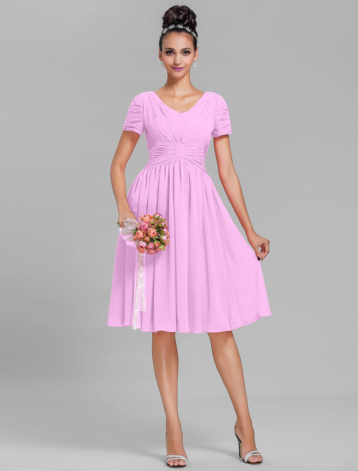 Vestido de dama de honor con corte tubo/columna, escote en V, manga corta, inspiración vintage, largo hasta la rodilla, de gasa con fruncido/drapeado.