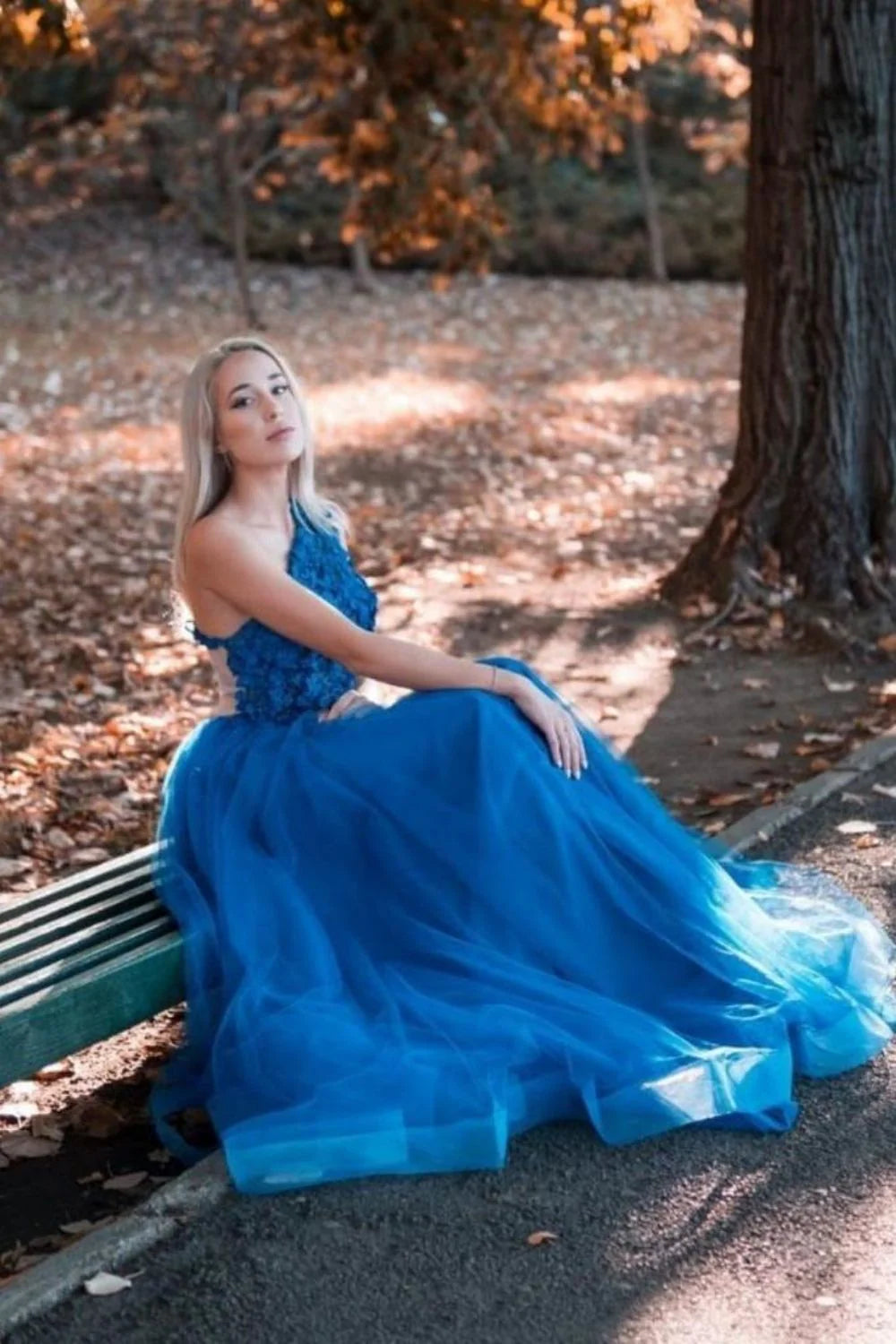 Vestido de fiesta largo azul real con un solo hombro y apliques