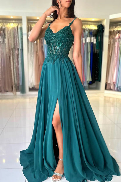 Vestido de noche largo de gasa con tirantes finos y cuentas en forma de A