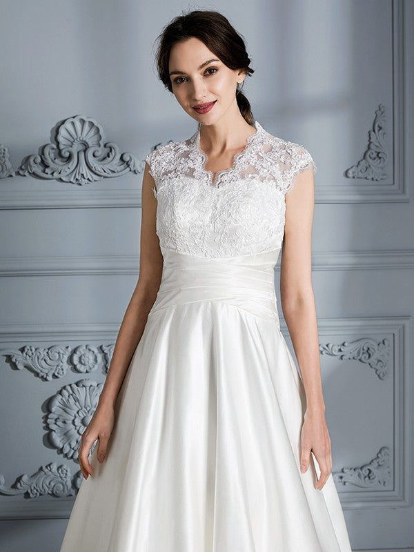 Vestidos de novia de satén con escote en V, sin mangas y cola de corte