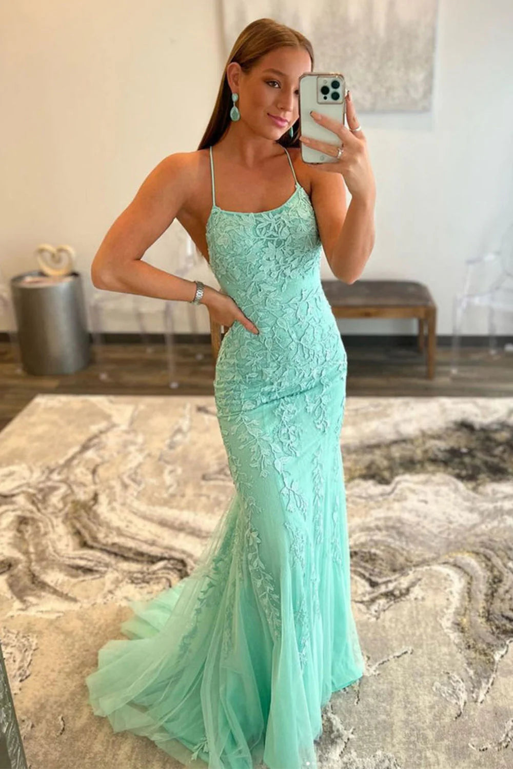 Vestido de fiesta de encaje con tirantes finos y corte sirena