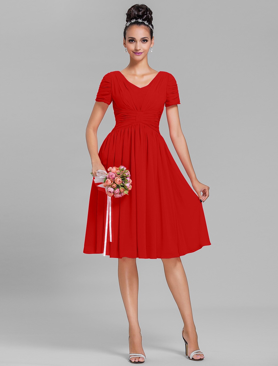 Vestido de dama de honor con corte tubo/columna, escote en V, manga corta, inspiración vintage, largo hasta la rodilla, de gasa con fruncido/drapeado.