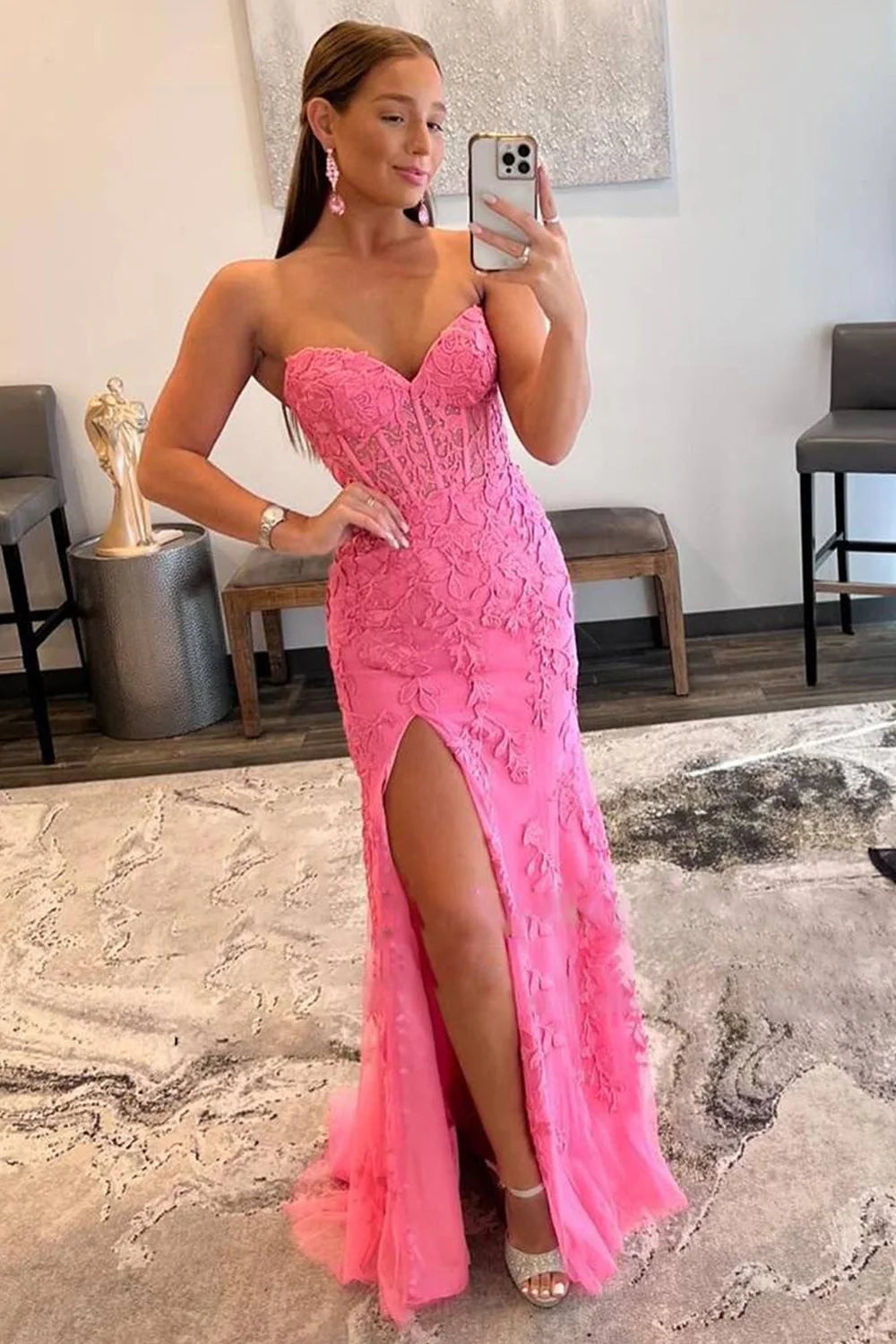 Vestido de fiesta de sirena con corsé sin tirantes y encaje con abertura