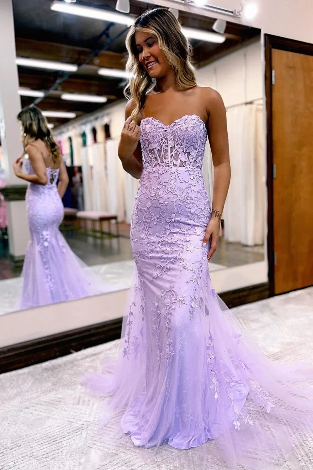 Vestido de fiesta largo de encaje con escote corazón de sirena y apliques
