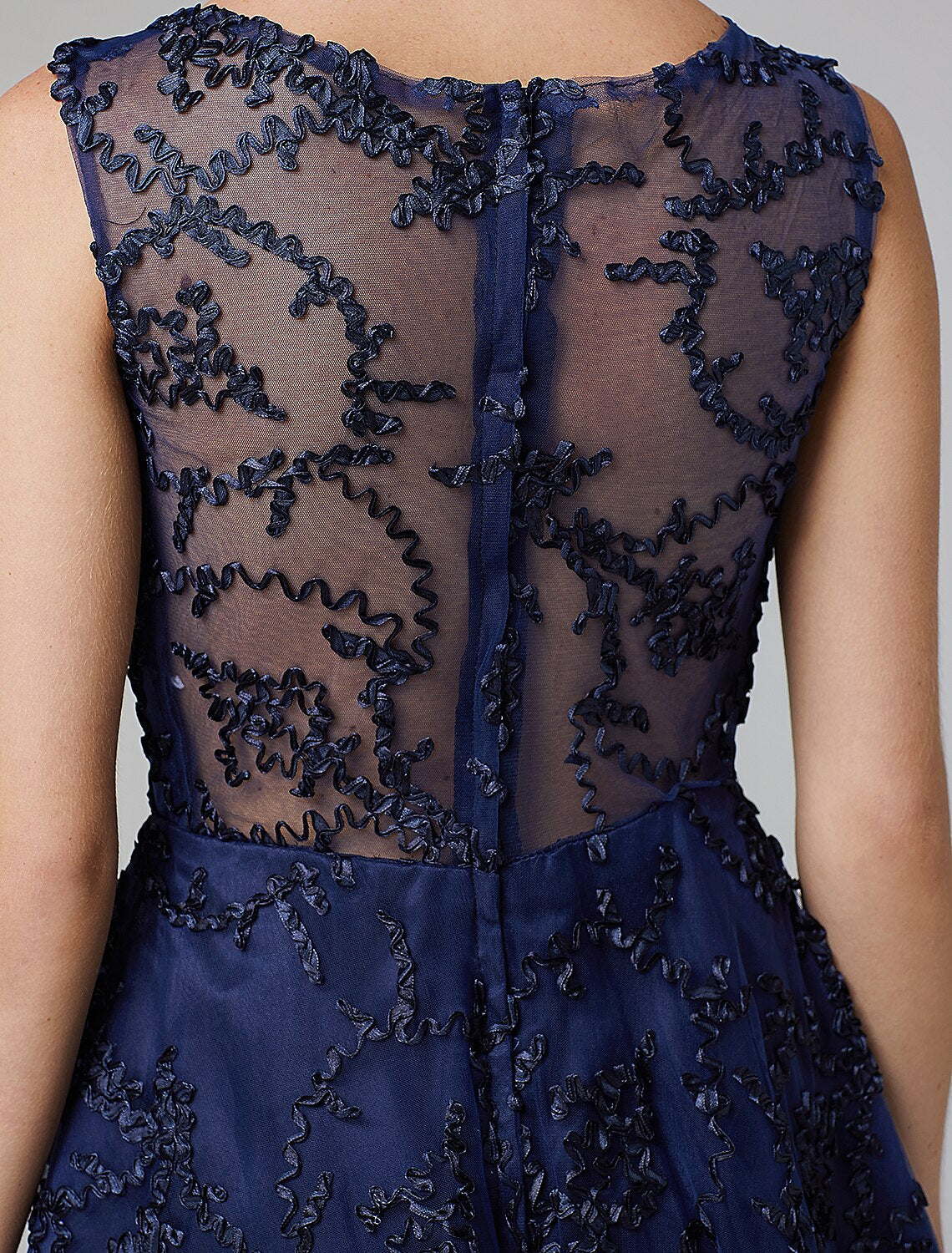 Vestido de novia corte A asimétrico sin mangas con escote ilusión de tul y apliques