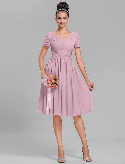Vestido de dama de honor con corte tubo/columna, escote en V, manga corta, inspiración vintage, largo hasta la rodilla, de gasa con fruncido/drapeado.