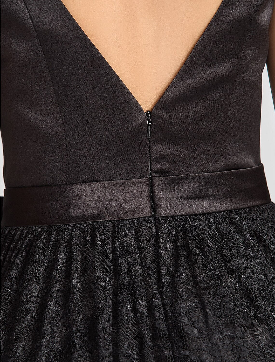 Vestido de baile / Vestido de dama de honor de corte A, escote barco, sin mangas, vestido negro corto, largo hasta la rodilla, encaje / charmeuse con encaje / drapeado