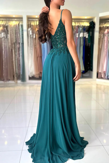 Vestido de noche largo de gasa con tirantes finos y cuentas en forma de A
