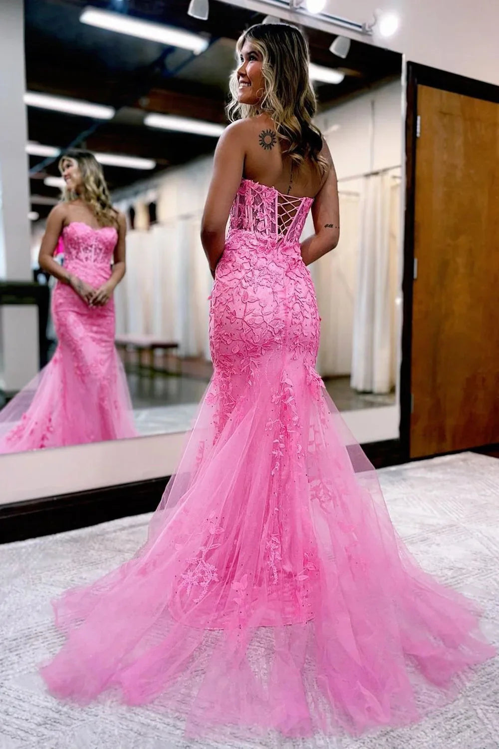 Vestido de fiesta largo de encaje con escote corazón de sirena y apliques
