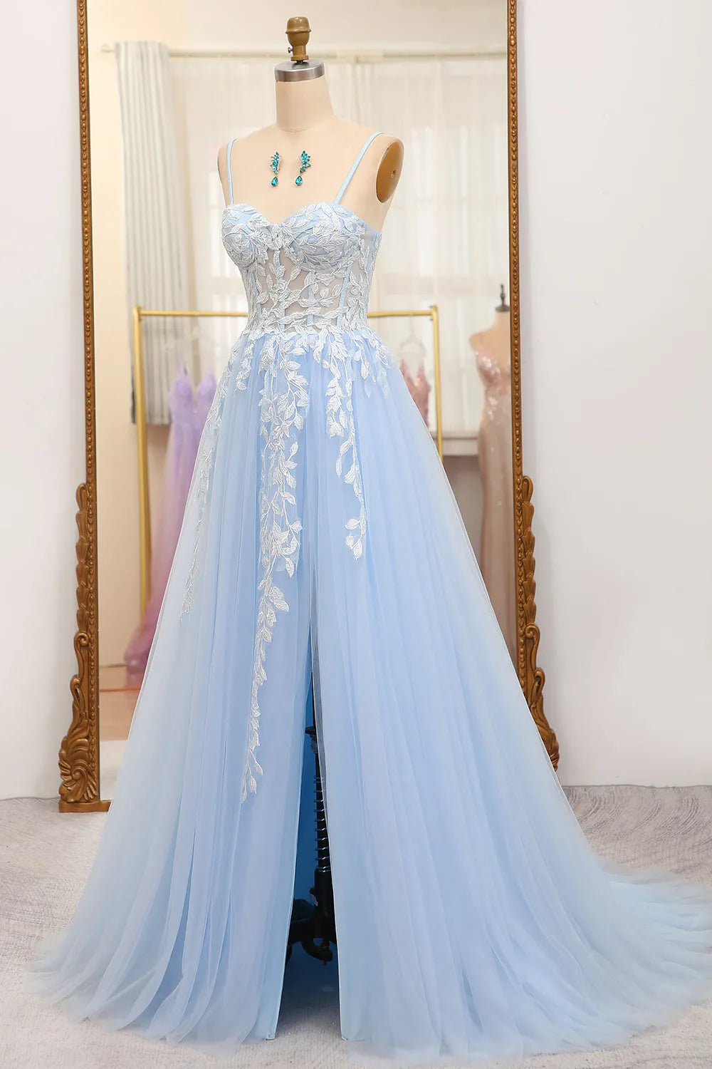 A-Linien-Ballkleid mit Spaghettiträgern, Reißverschluss hinten und Applikationen