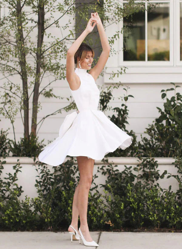 Vestidos de novia de satén sin mangas con escote halter y lazo