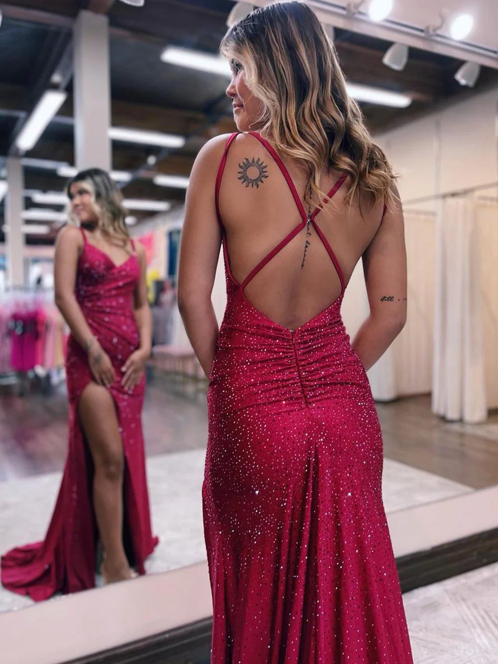 Vestido de fiesta largo de jersey brillante con escote en V y abertura de sirena