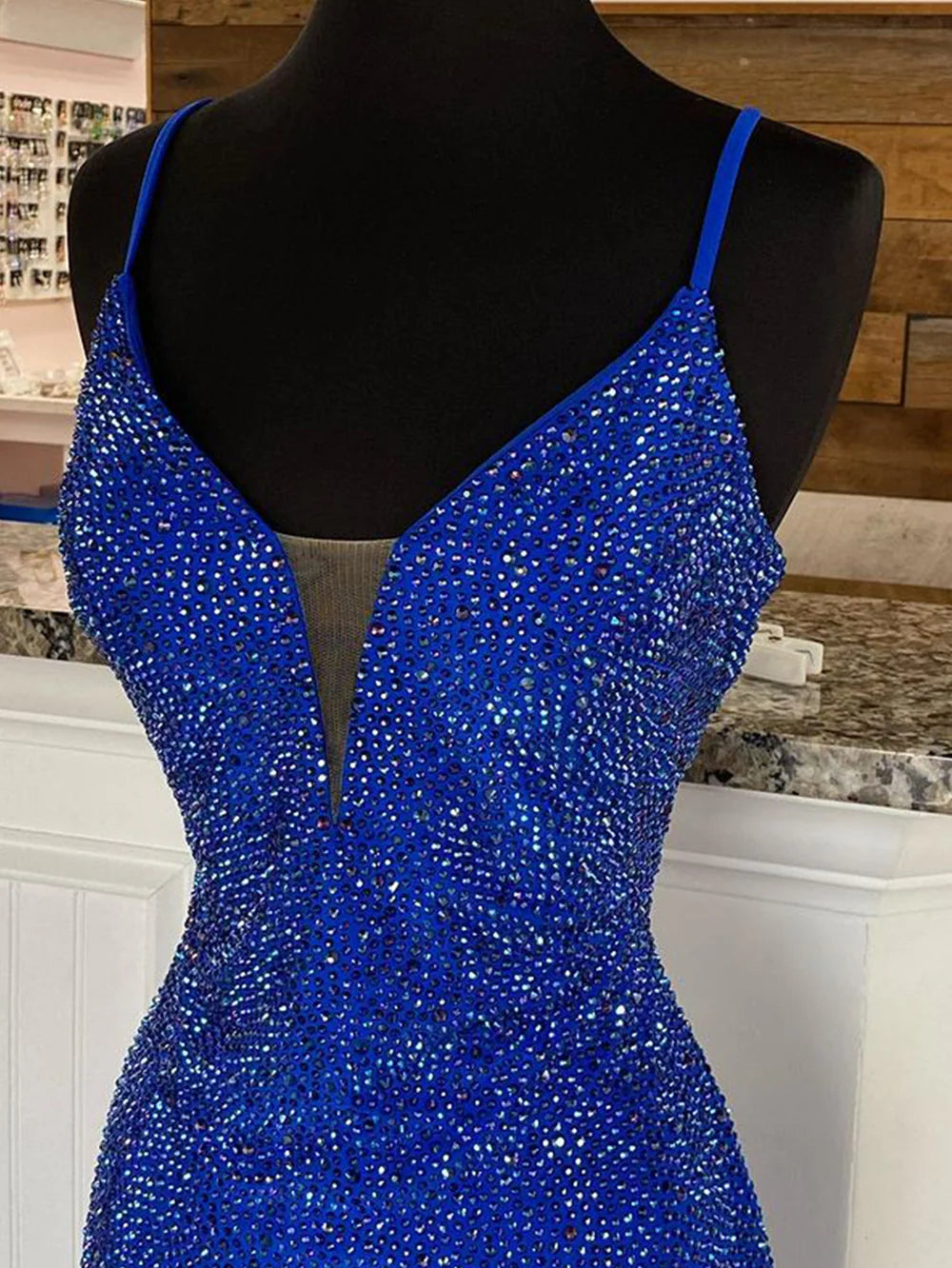 Vestido de fiesta de jersey con cuentas y escote en V de sirena con abertura