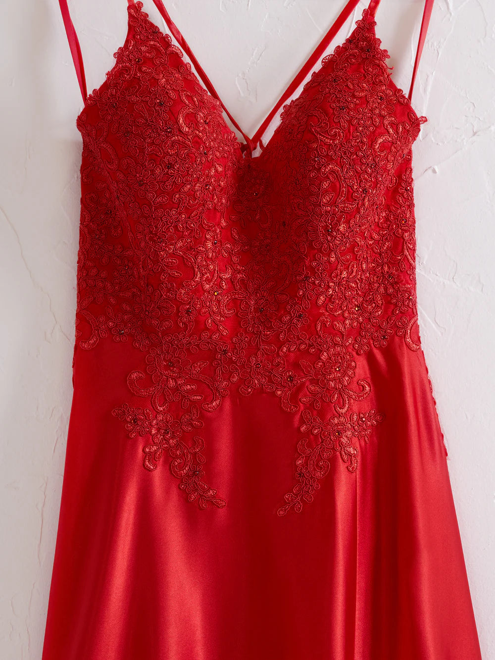 A-Linien-Ballkleid mit Spaghettiträgern und Korsettrücken und Schlitz