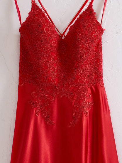 A-Linien-Ballkleid mit Spaghettiträgern und Korsettrücken und Schlitz