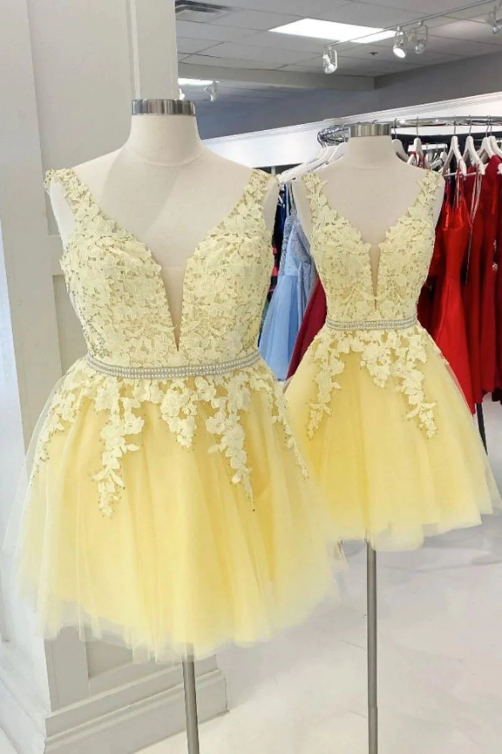 Vestido de fiesta con escote en V profundo y corte A con apliques
