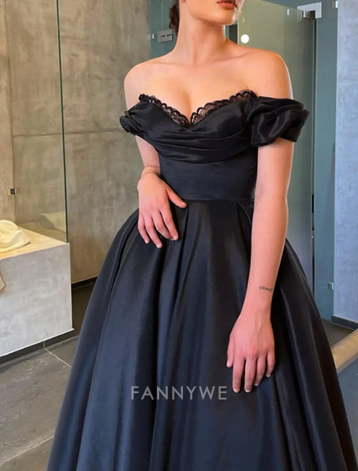 FannyWe Simple A Line Vestidos de fiesta Vestido elegante Fiesta de máscaras de boda Longitud de la rodilla Manga corta Hombros descubiertos Invitado de boda de otoño Satén con fruncido 