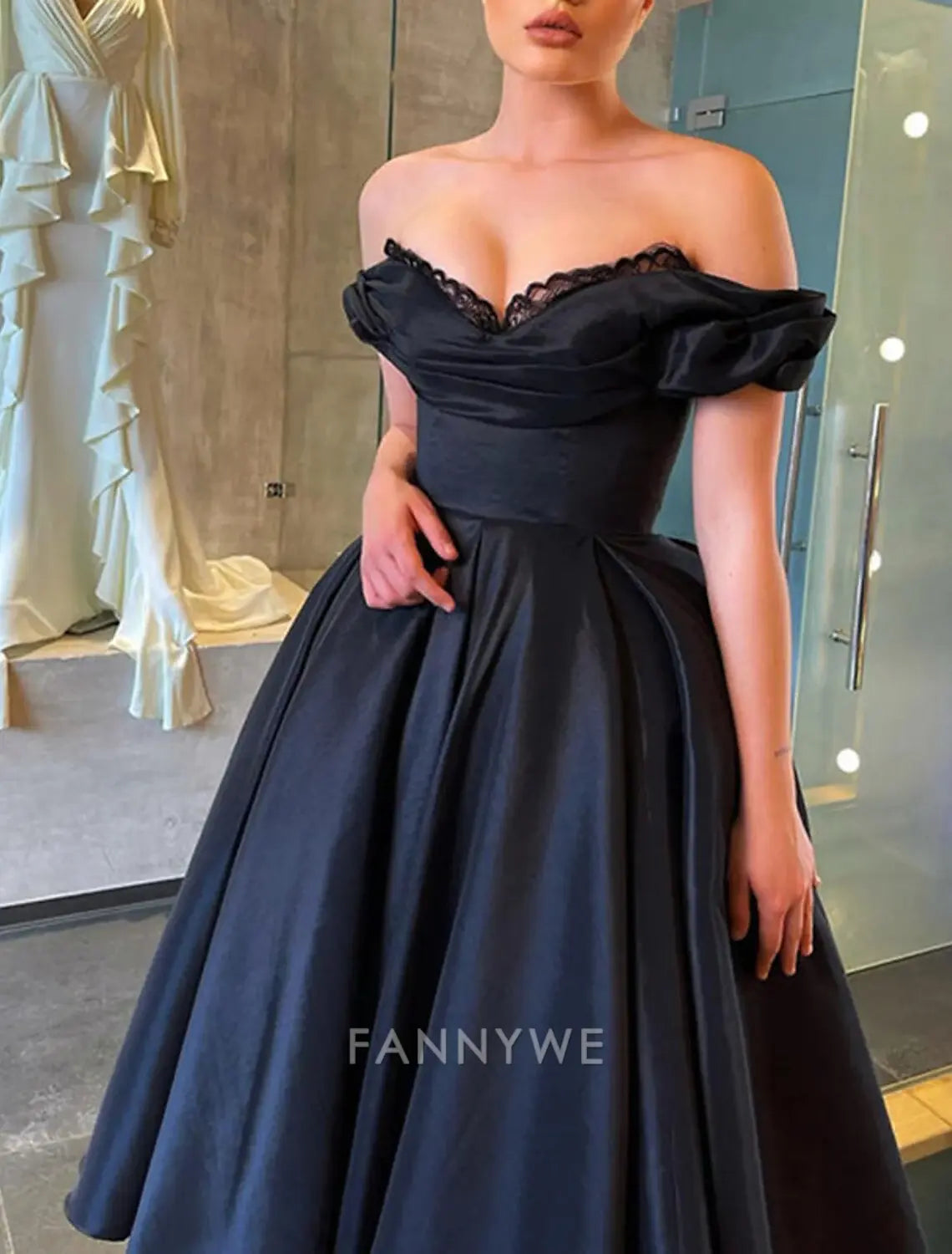 FannyWe Simple A Line Vestidos de fiesta Vestido elegante Fiesta de máscaras de boda Longitud de la rodilla Manga corta Hombros descubiertos Invitado de boda de otoño Satén con fruncido 