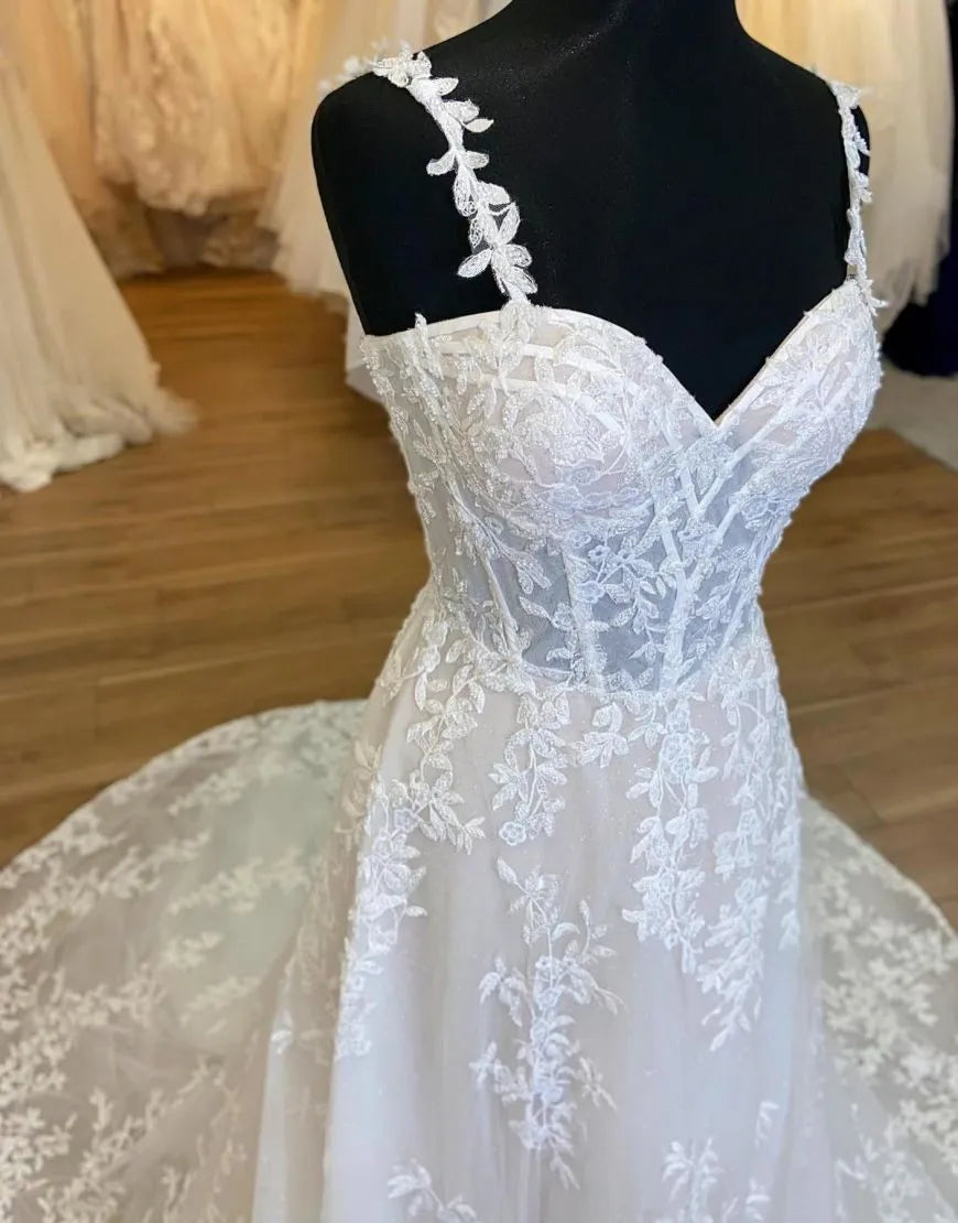 A-Linie Spaghettiträger Reißverschluss hinten Hofschleppe Brautkleid mit Applikationen 