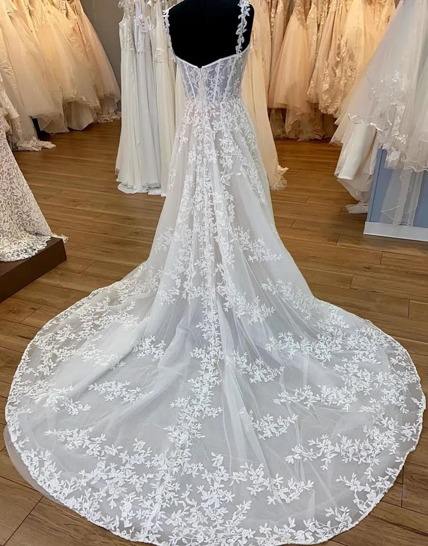 A-Linie Spaghettiträger Reißverschluss hinten Hofschleppe Brautkleid mit Applikationen 
