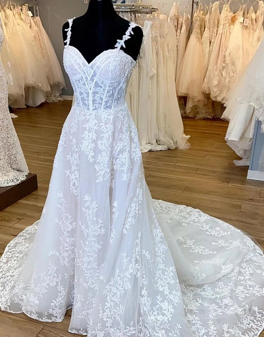 A-Linie Spaghettiträger Reißverschluss hinten Hofschleppe Brautkleid mit Applikationen 
