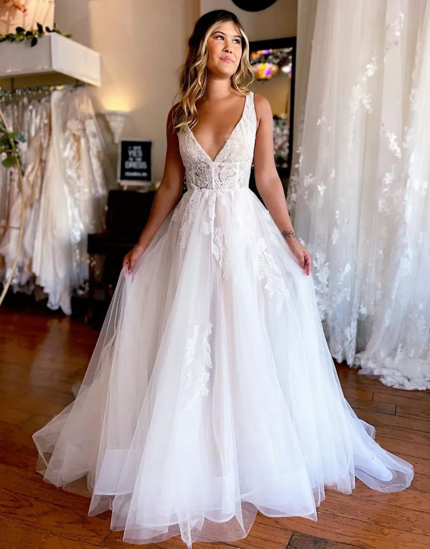 A-Linie V-Ausschnitt Kapellenschleppe Organza Brautkleid mit Applikationen 