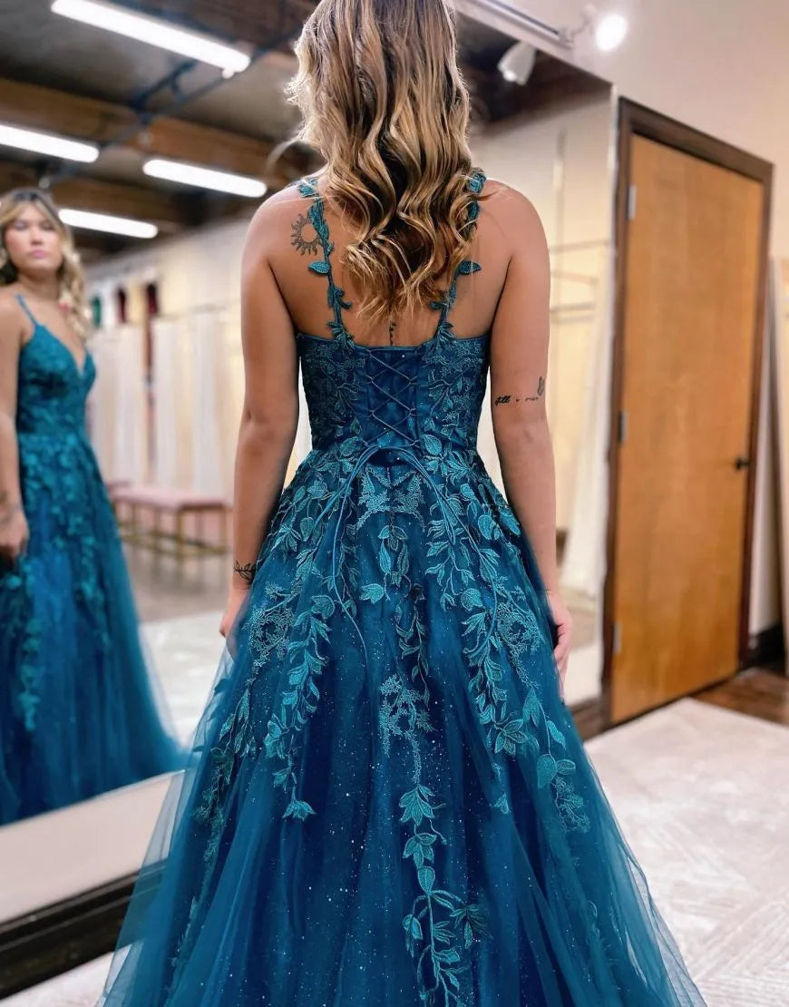 Vestido de fiesta con tirantes finos, corte A y espalda tipo corsé