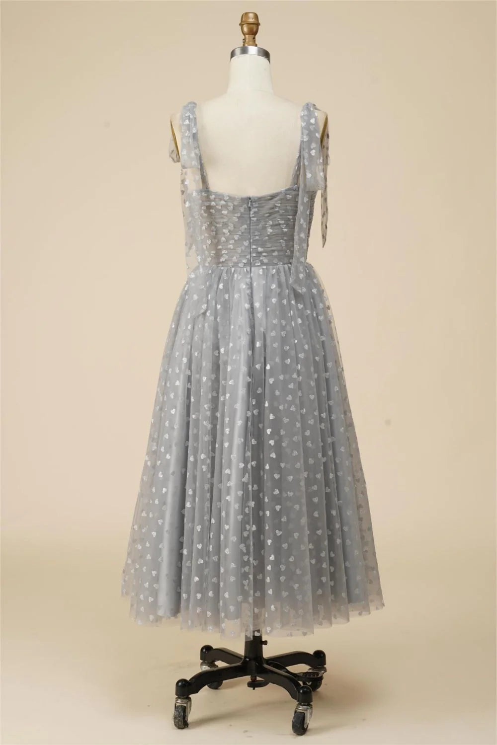 Vestido de fiesta de tul con tirantes finos, corte A y largo hasta la rodilla