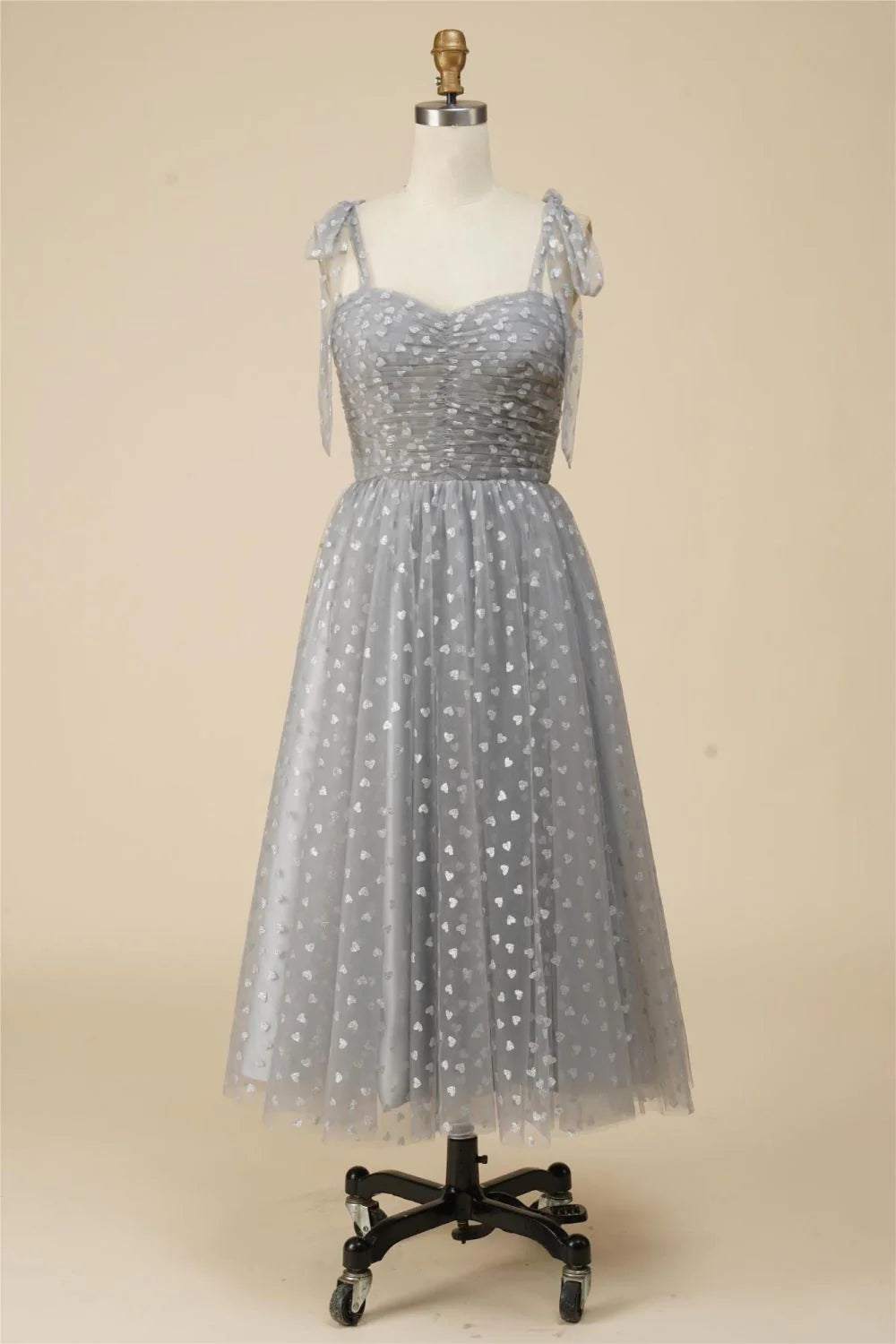 Vestido de fiesta de tul con tirantes finos, corte A y largo hasta la rodilla